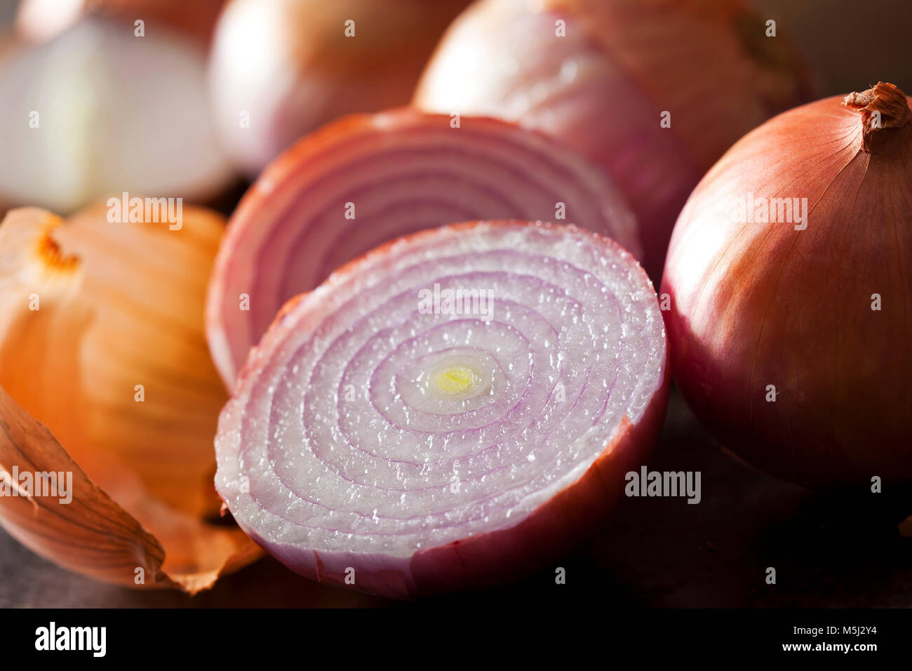 Tranches de l'oignon rose, close-up Banque D'Images
