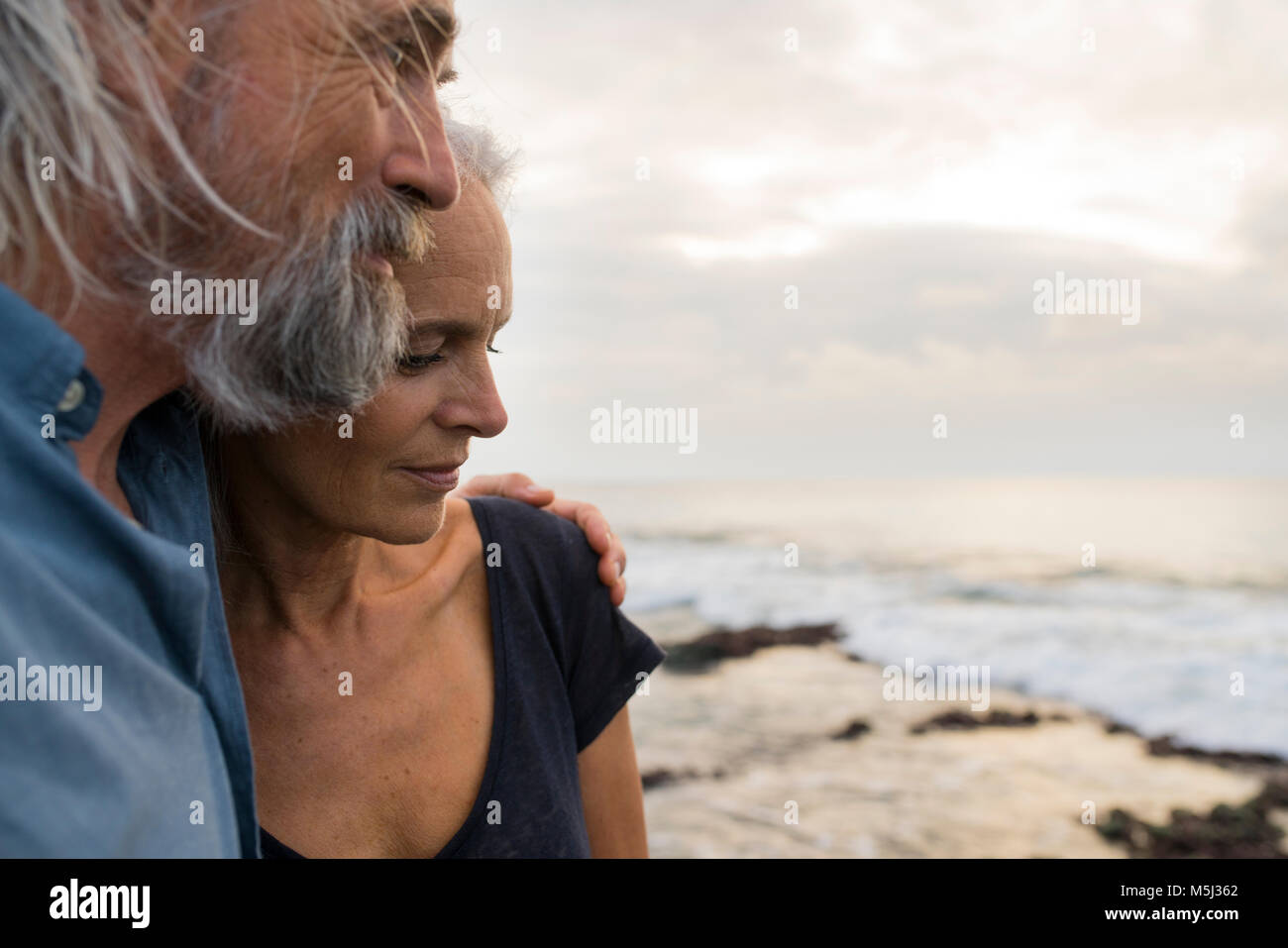 Portrait d'un beau couple à la mer Banque D'Images