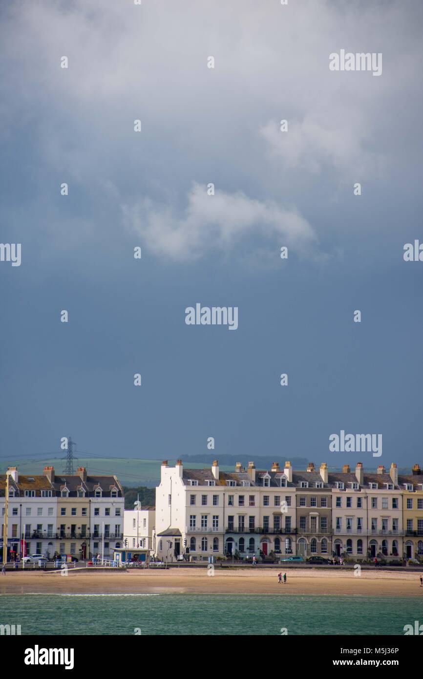 Maisons sur le front de mer de Weymouth contre un ciel d'orage. Le mode portrait. Banque D'Images