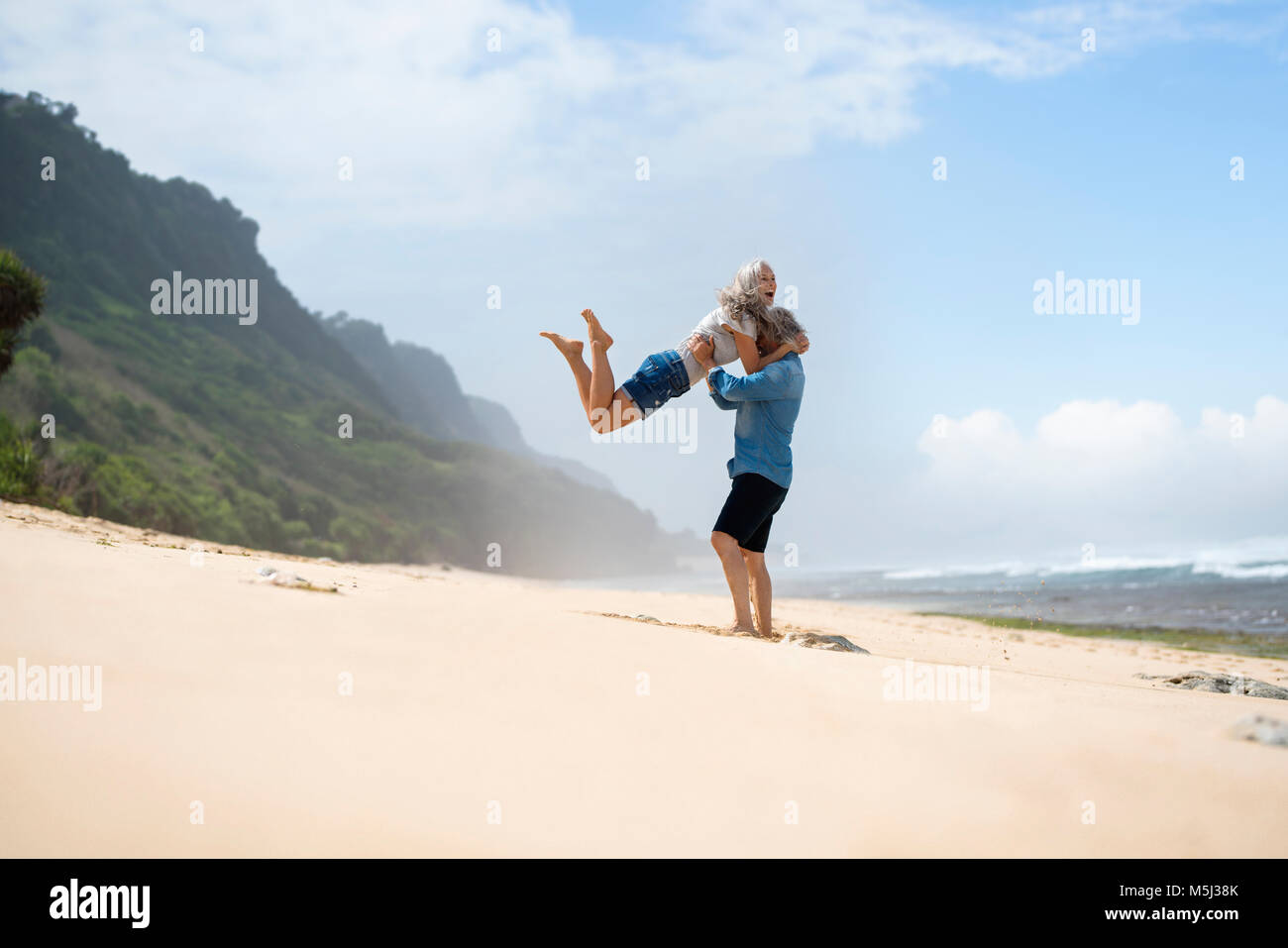 Handsome senior couple having fun on the beach Banque D'Images