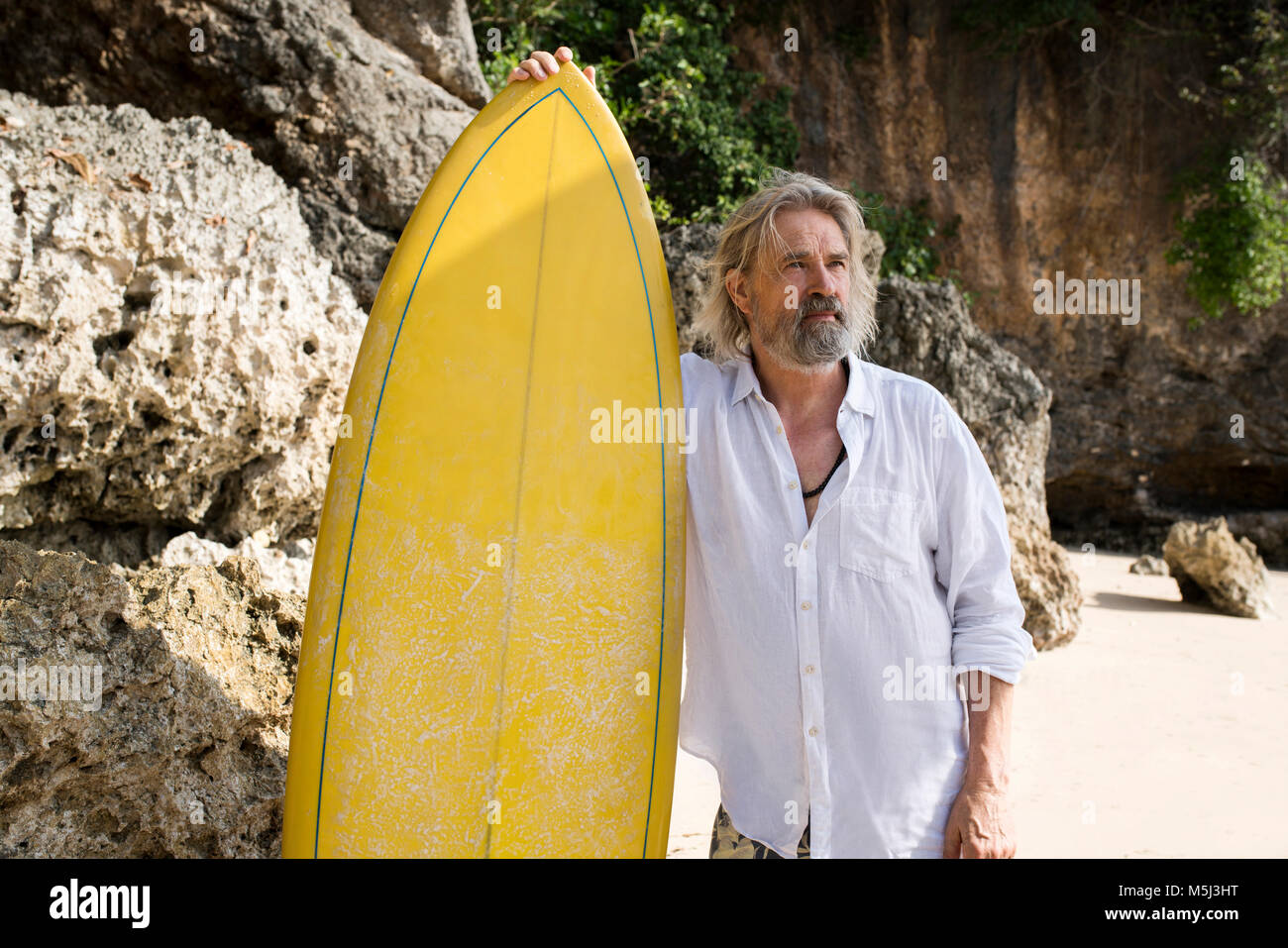 Romantic couple with surfboards at beach Banque D'Images