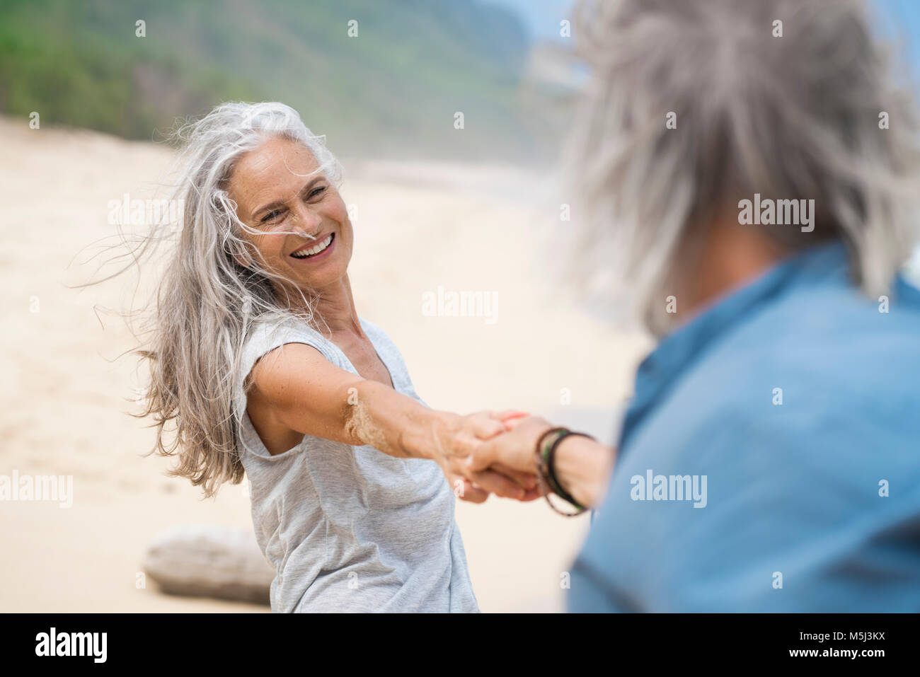 Beau couple Dancing on the beach Banque D'Images