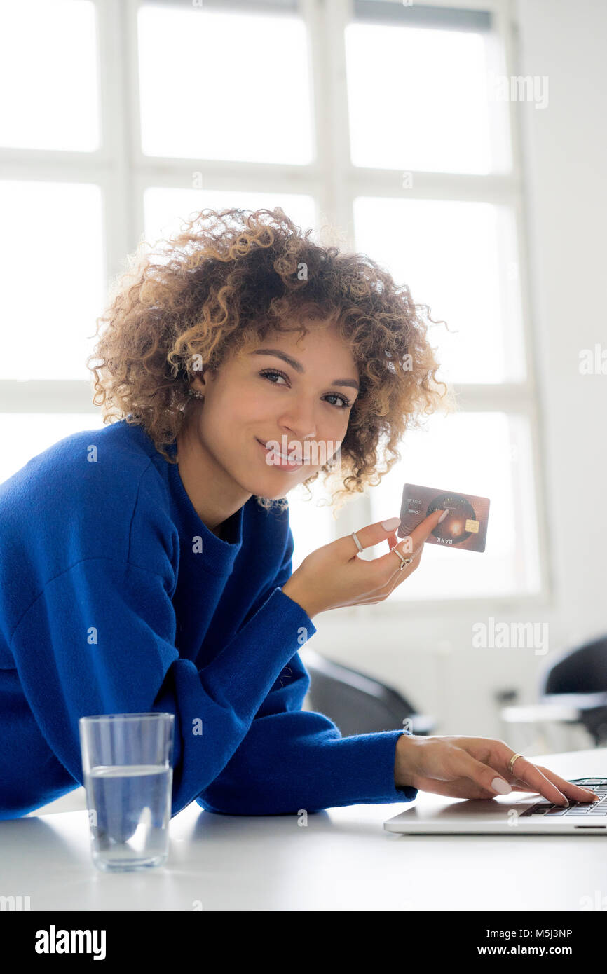 Portrait de femme à l'aide de carte de crédit pour payer sa commande en ligne Banque D'Images Portrait de femme à l'aide de carte de crédit pour payer sa commande en ligne Banque D'Images