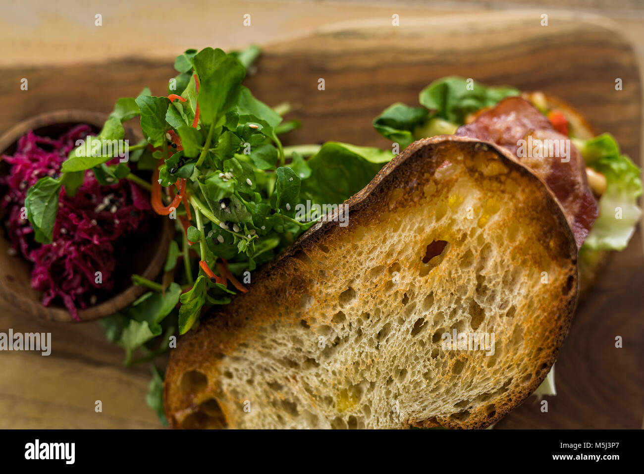 Détail de pain croustillant avec une salade verte et de betterave Banque D'Images Détail de pain croustillant avec une salade verte et de betterave Banque D'Images