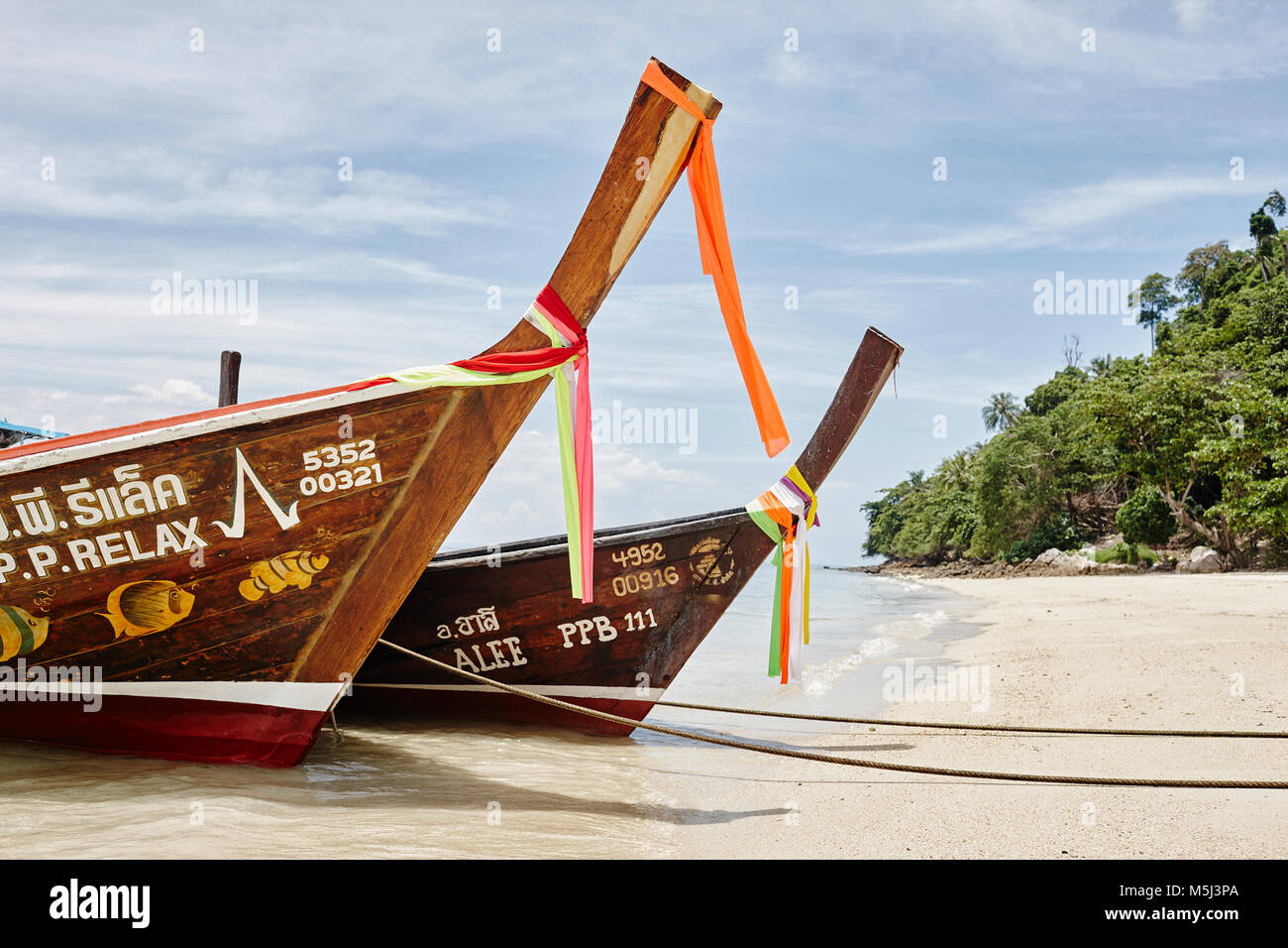 La Thaïlande, les îles Phi Phi, Ko Phi Phi, la location des bateaux à longue queue Banque D'Images