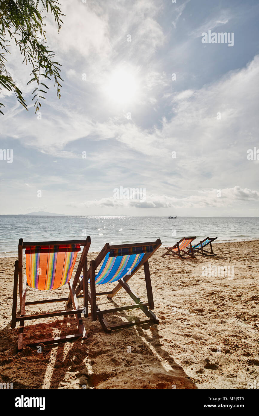 La Thaïlande, les îles Phi Phi, Ko Phi Phi, chaises longues sur la plage Banque D'Images