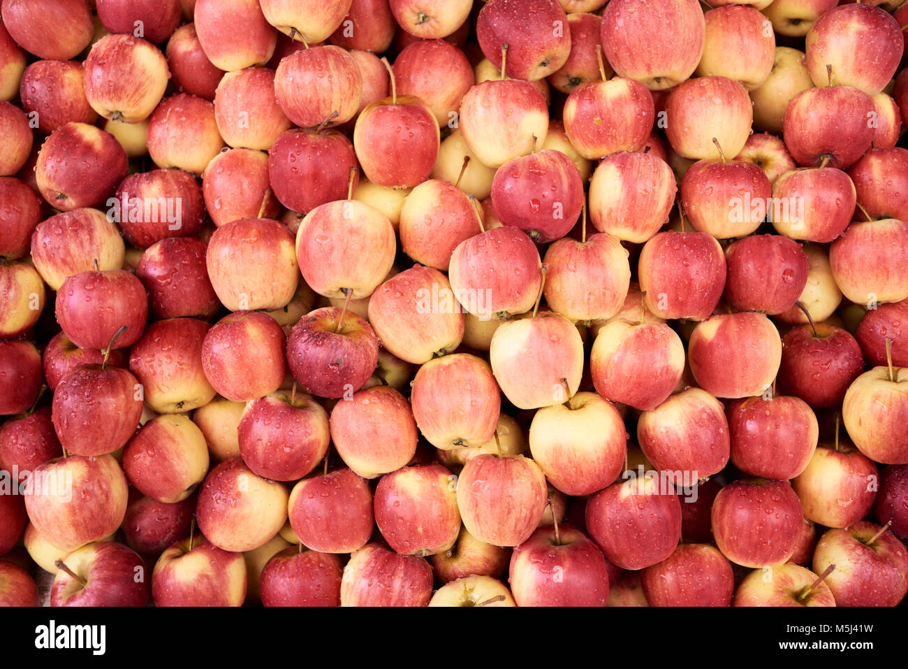 Motif de pomme fraîche au-dessus dans un supermarché de rue à Bangkok, Thaïlande. Banque D'Images