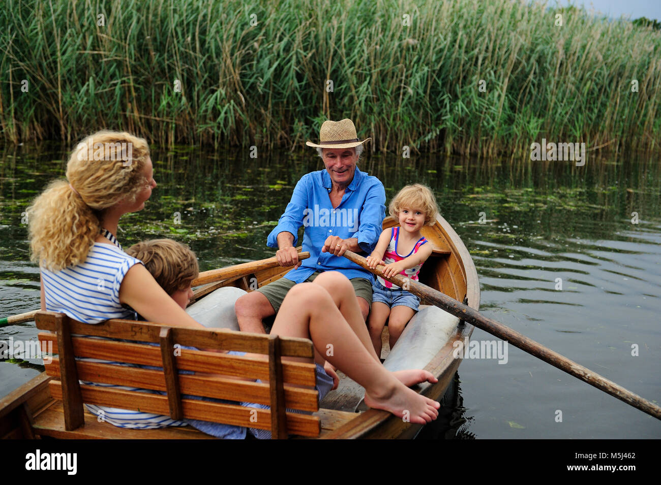 Famille en bateau à rames sur le lac Banque D'Images