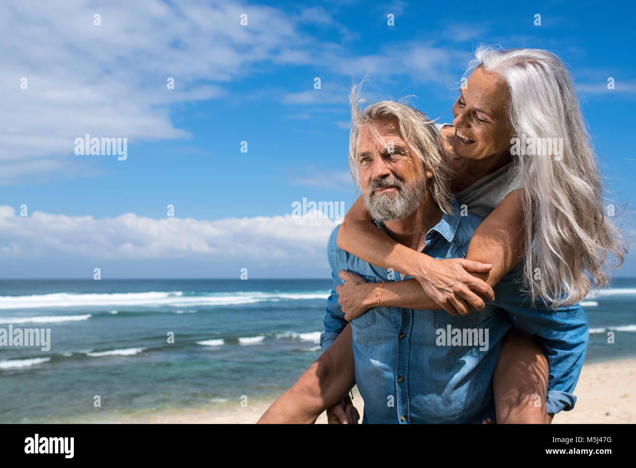 Handsome senior couple having fun at the beach Banque D'Images
