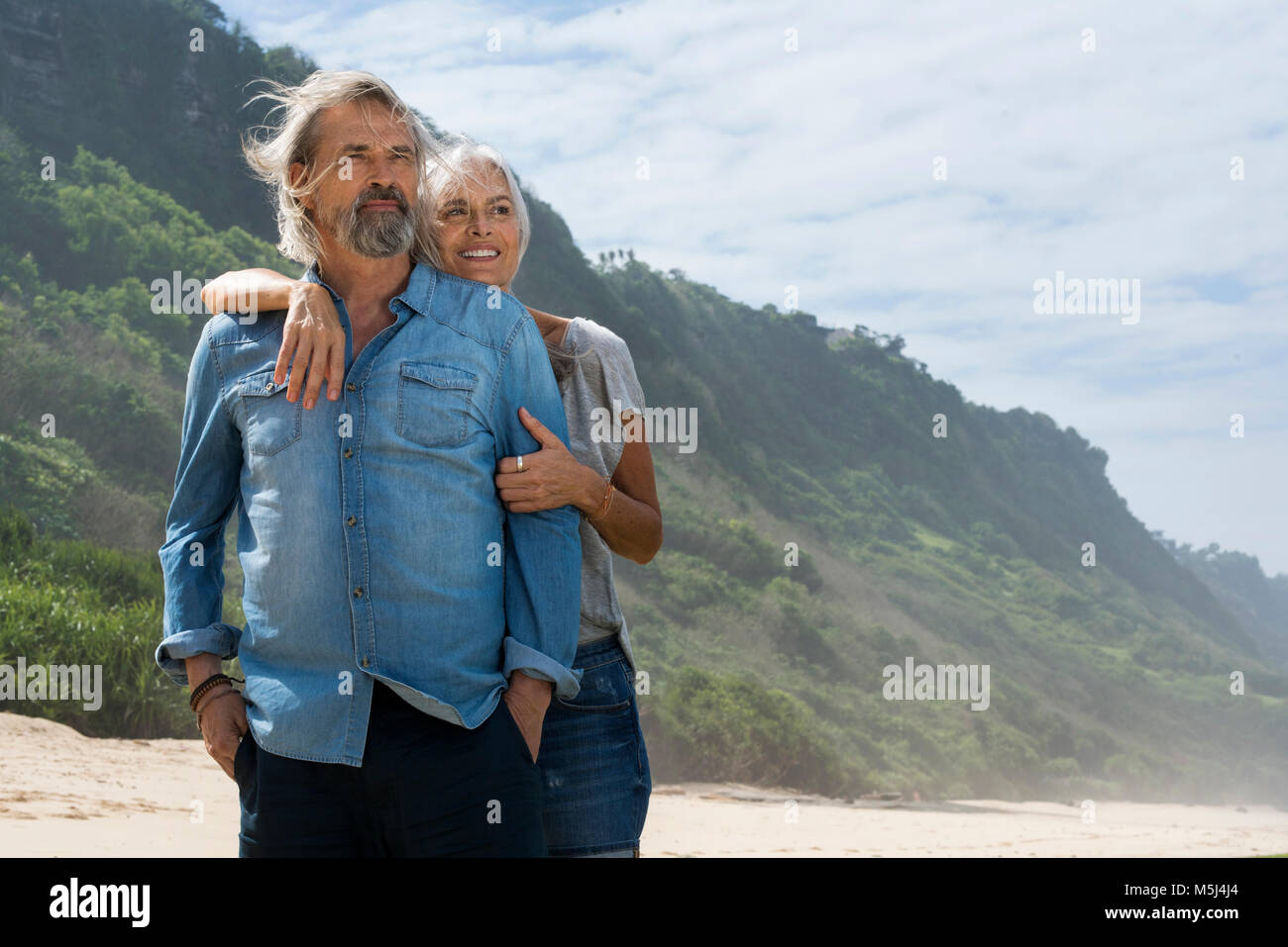 Handsome senior couple embracing at the beach Banque D'Images