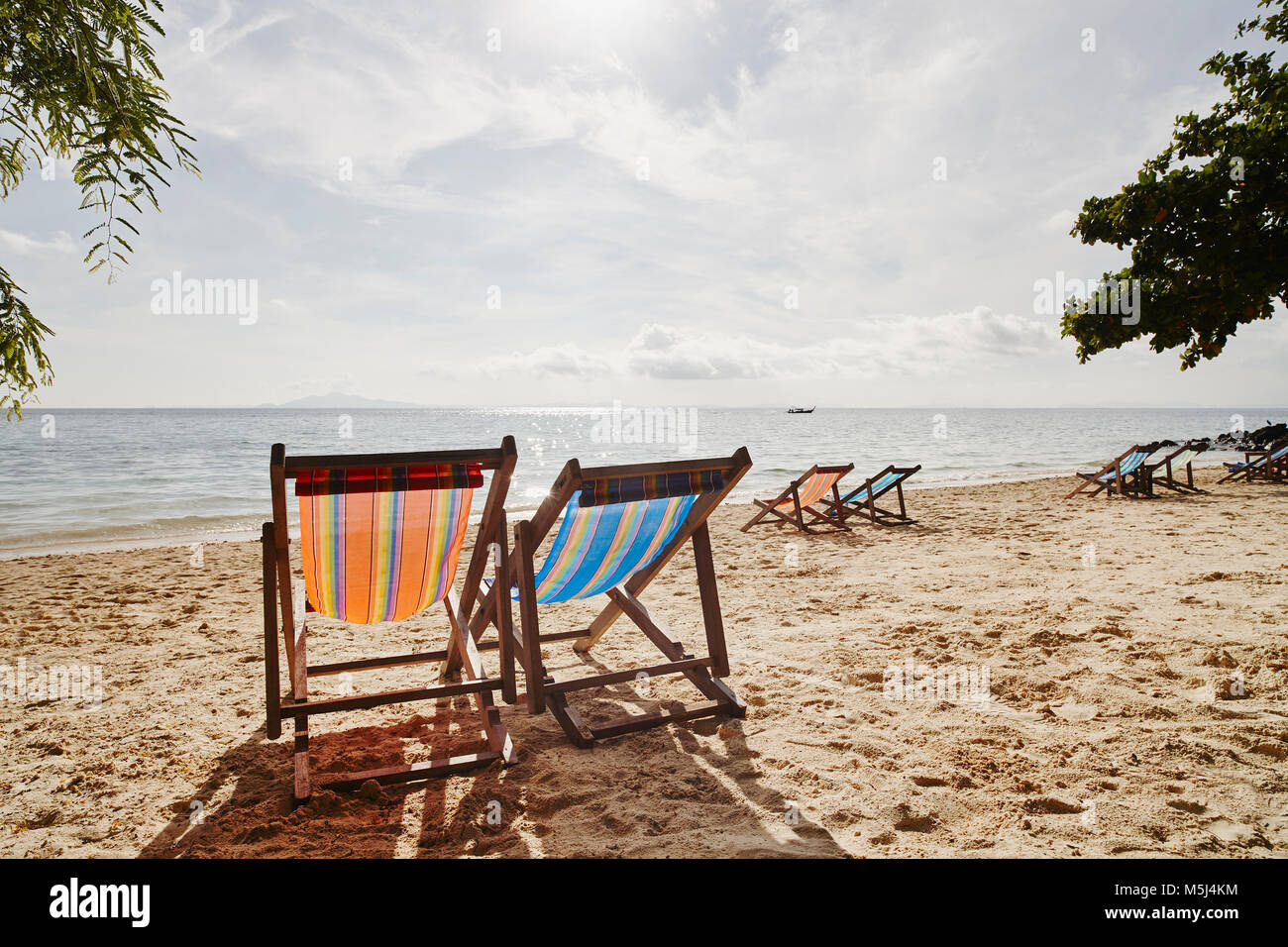 La Thaïlande, les îles Phi Phi, Ko Phi Phi, chaises longues sur la plage Banque D'Images