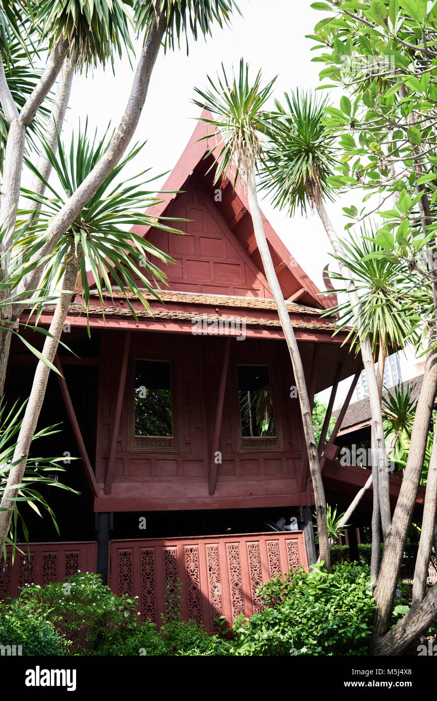 Rouge de style thaïlandais maison entourée par la nature. Banque D'Images