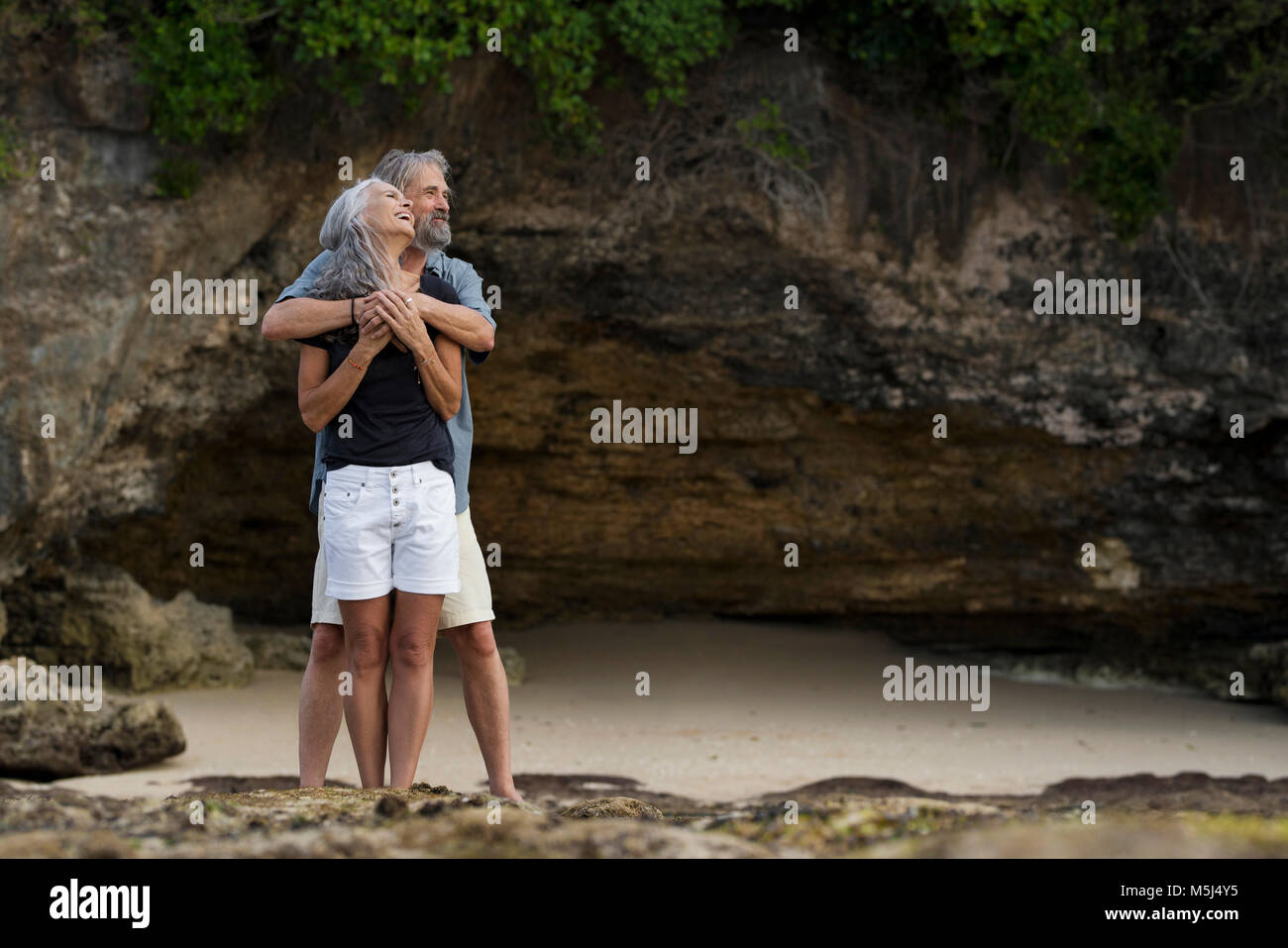 Romantic couple hugging at beach Banque D'Images