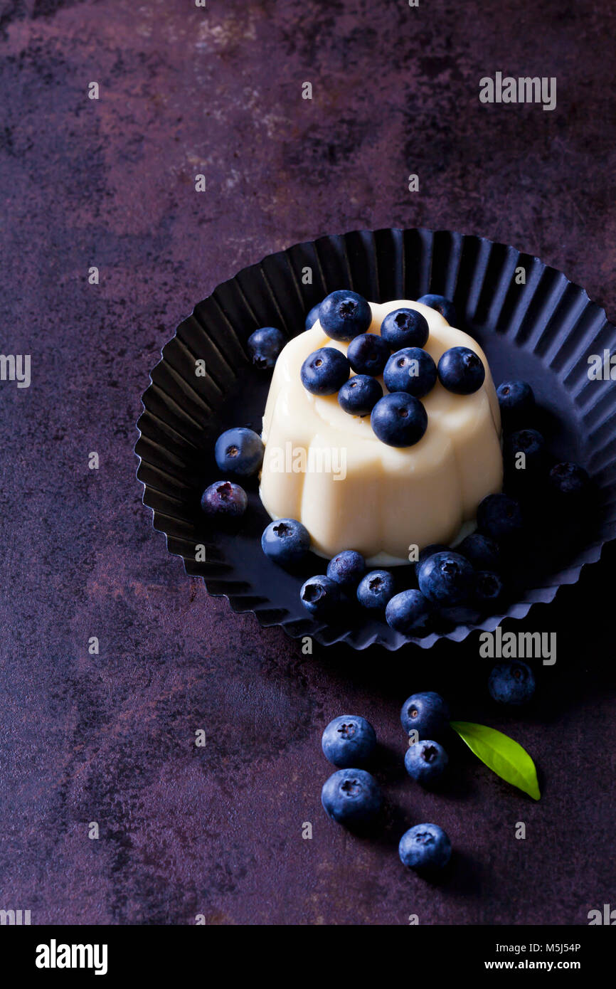 Crème anglaise avec des bleuets en gâteau Banque D'Images