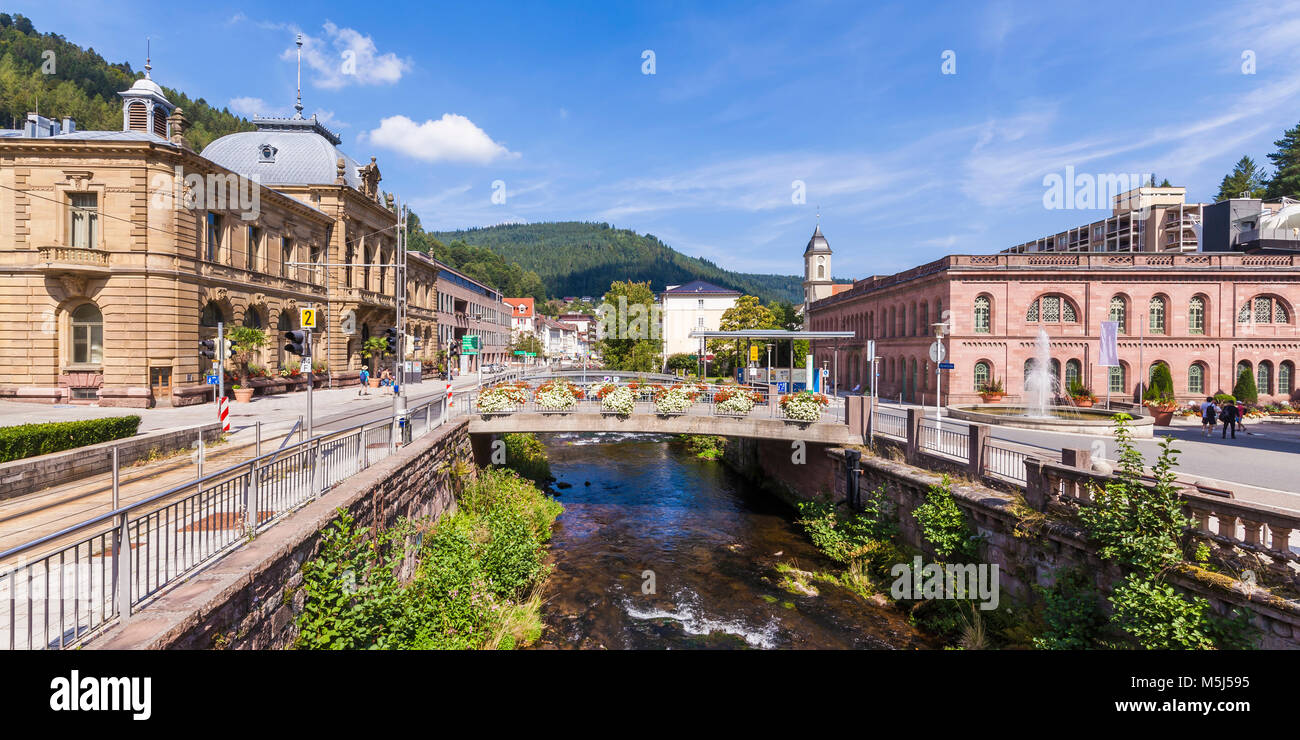 Deutschland, Bade-Wurtemberg, Schwarzwald, Nordschwarzwald, Bad Wildbad, Kurort, Altstadt, Fluss Enz, Haus des Gastes, Palais Thermal, Thermalbad Banque D'Images