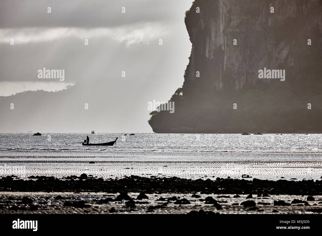 La Thaïlande, Ko Yao Yai, silhouette de bateau de pêche sur la mer Banque D'Images