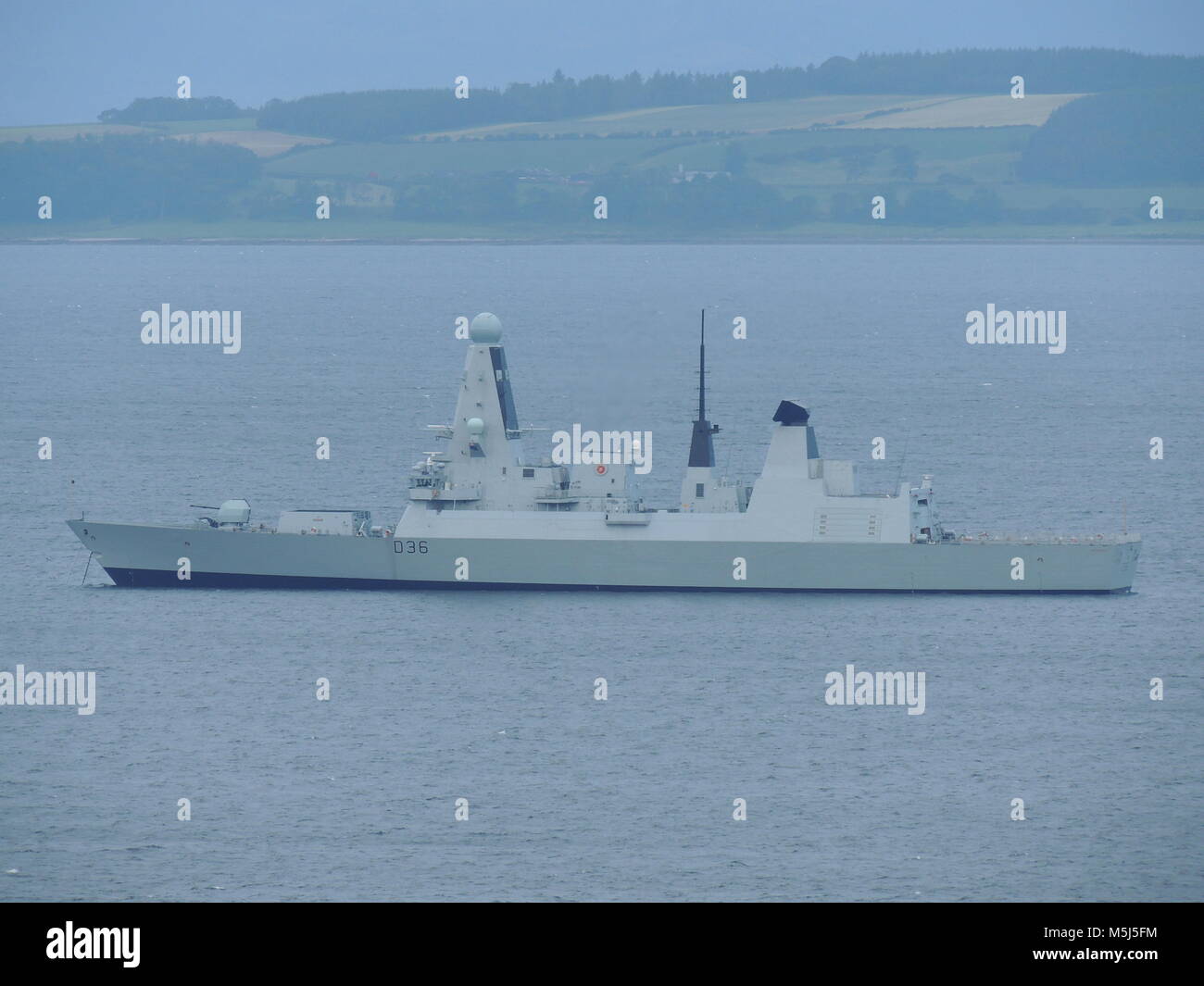 Le HMS Defender (D36), une audacieuse-classe (ou type 45 destroyer) utilisés par la Royal Navy, au large de Largs sur le Firth of Clyde. Banque D'Images