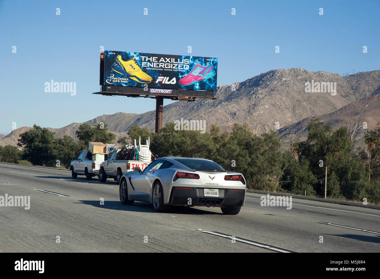 Billboard pour chaussures de sport Fila sur la route à l'extérieur de Palm Springs, CA Banque D'Images