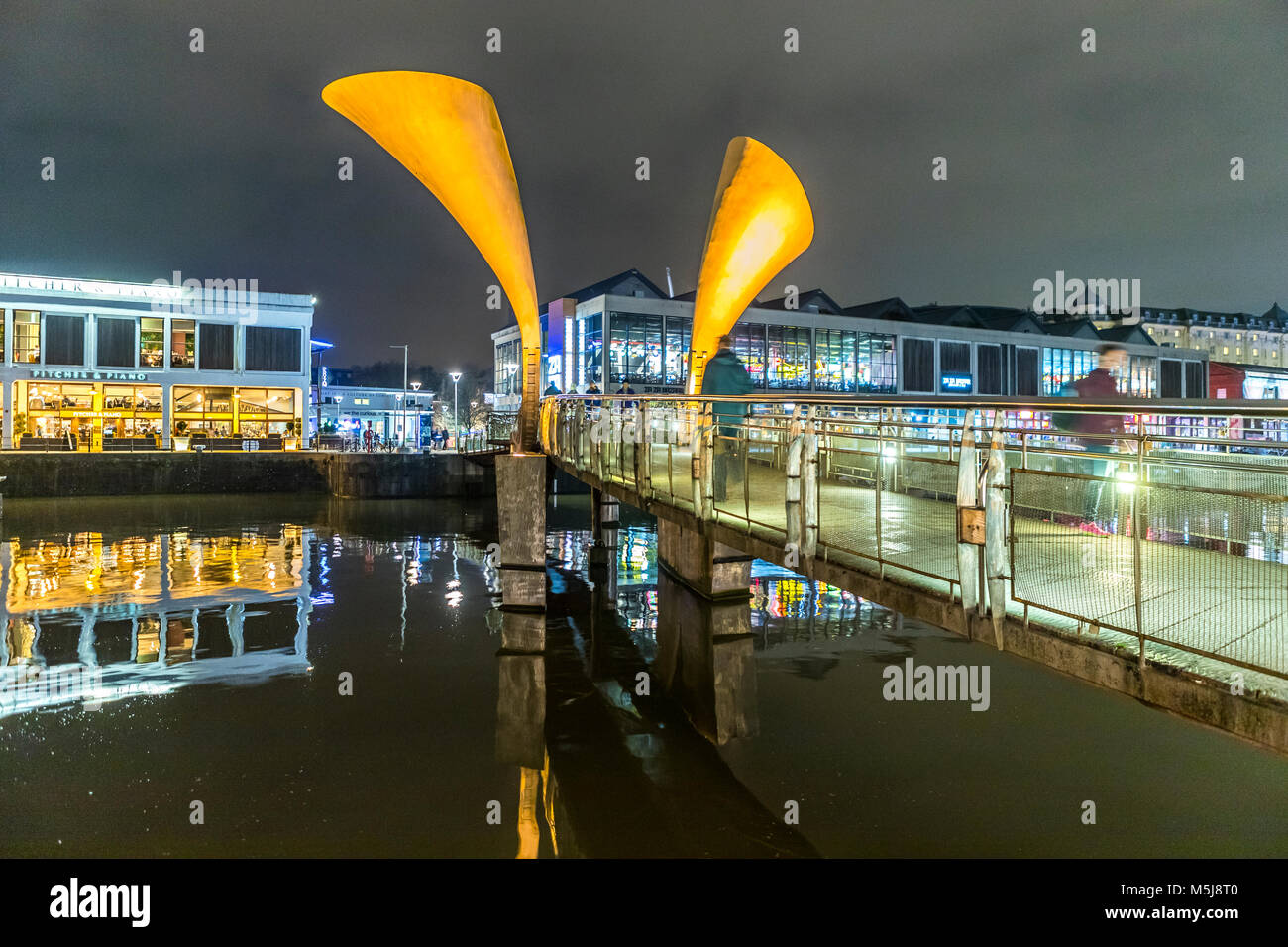 Pero's Bridge, un pont piétonnier de bascule, Harborside, Bristol Royaume-Uni. Nommé d'après l'esclave Pero Jones. Pont conçu par Eilis O'Connell. Banque D'Images