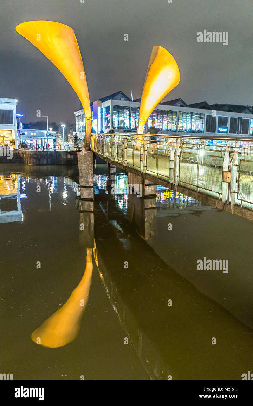 Pero's Bridge, un pont piétonnier de bascule, Harborside, Bristol Royaume-Uni. Nommé d'après l'esclave Pero Jones. Pont conçu par Eilis O'Connell. Banque D'Images