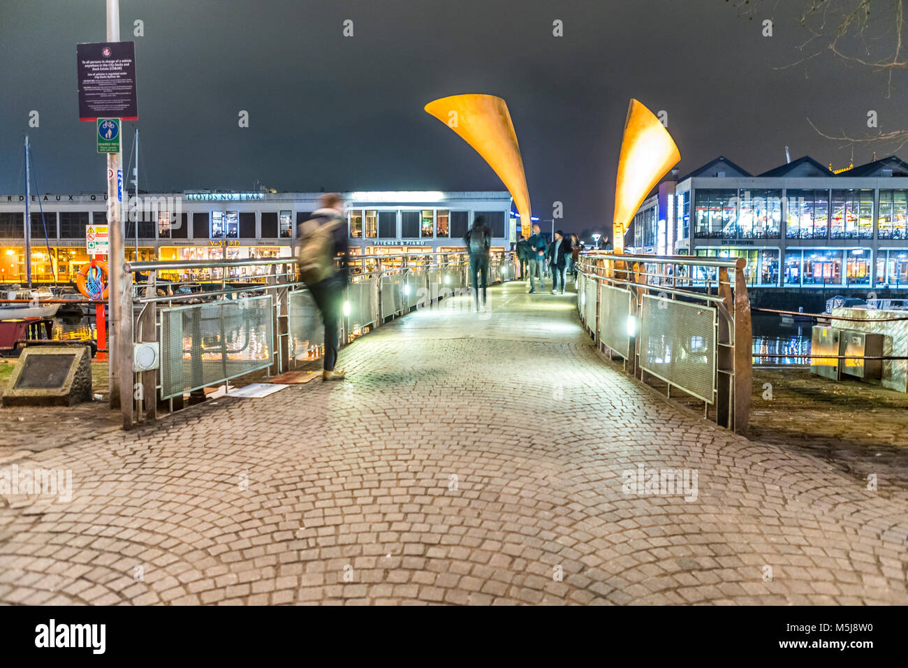 Pero's Bridge, un pont piétonnier de bascule, Harborside, Bristol Royaume-Uni. Nommé d'après l'esclave Pero Jones. Pont conçu par Eilis O'Connell. Banque D'Images