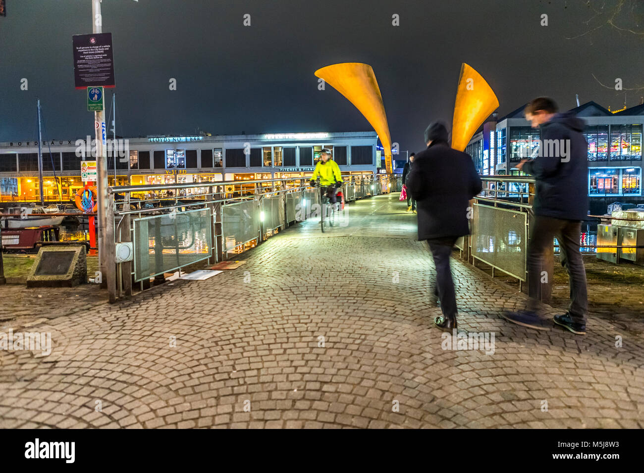 Pero's Bridge, un pont piétonnier de bascule, Harborside, Bristol Royaume-Uni. Nommé d'après l'esclave Pero Jones. Pont conçu par Eilis O'Connell. Banque D'Images