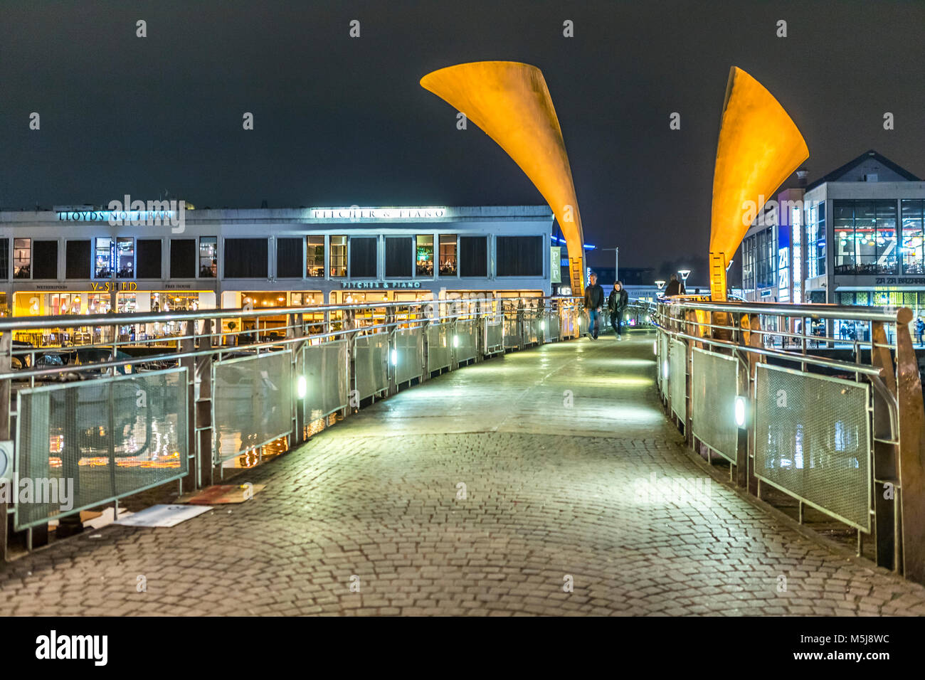 Pero's Bridge, un pont piétonnier de bascule, Harborside, Bristol Royaume-Uni. Nommé d'après l'esclave Pero Jones. Pont conçu par Eilis O'Connell. Banque D'Images