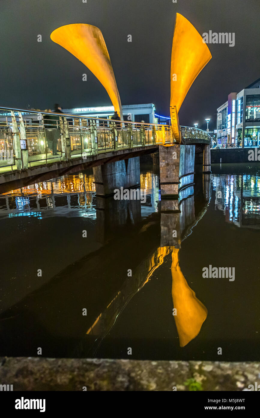 Pero's Bridge, un pont piétonnier de bascule, Harborside, Bristol Royaume-Uni. Nommé d'après l'esclave Pero Jones. Pont conçu par Eilis O'Connell. Banque D'Images