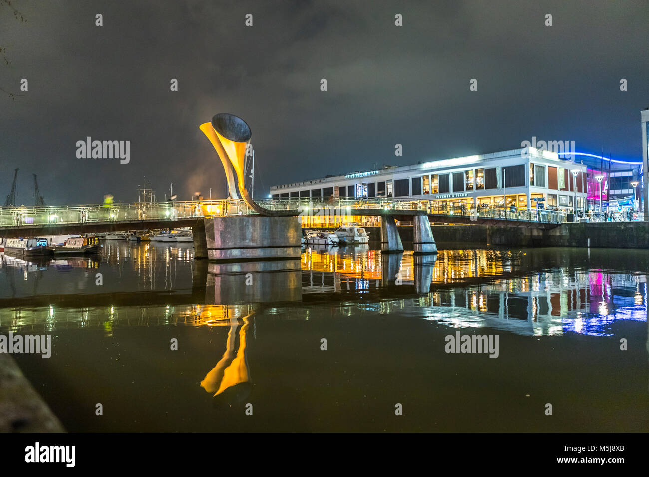 Pero's Bridge, un pont piétonnier de bascule, Harborside, Bristol Royaume-Uni. Nommé d'après l'esclave Pero Jones. Pont conçu par Eilis O'Connell. Banque D'Images