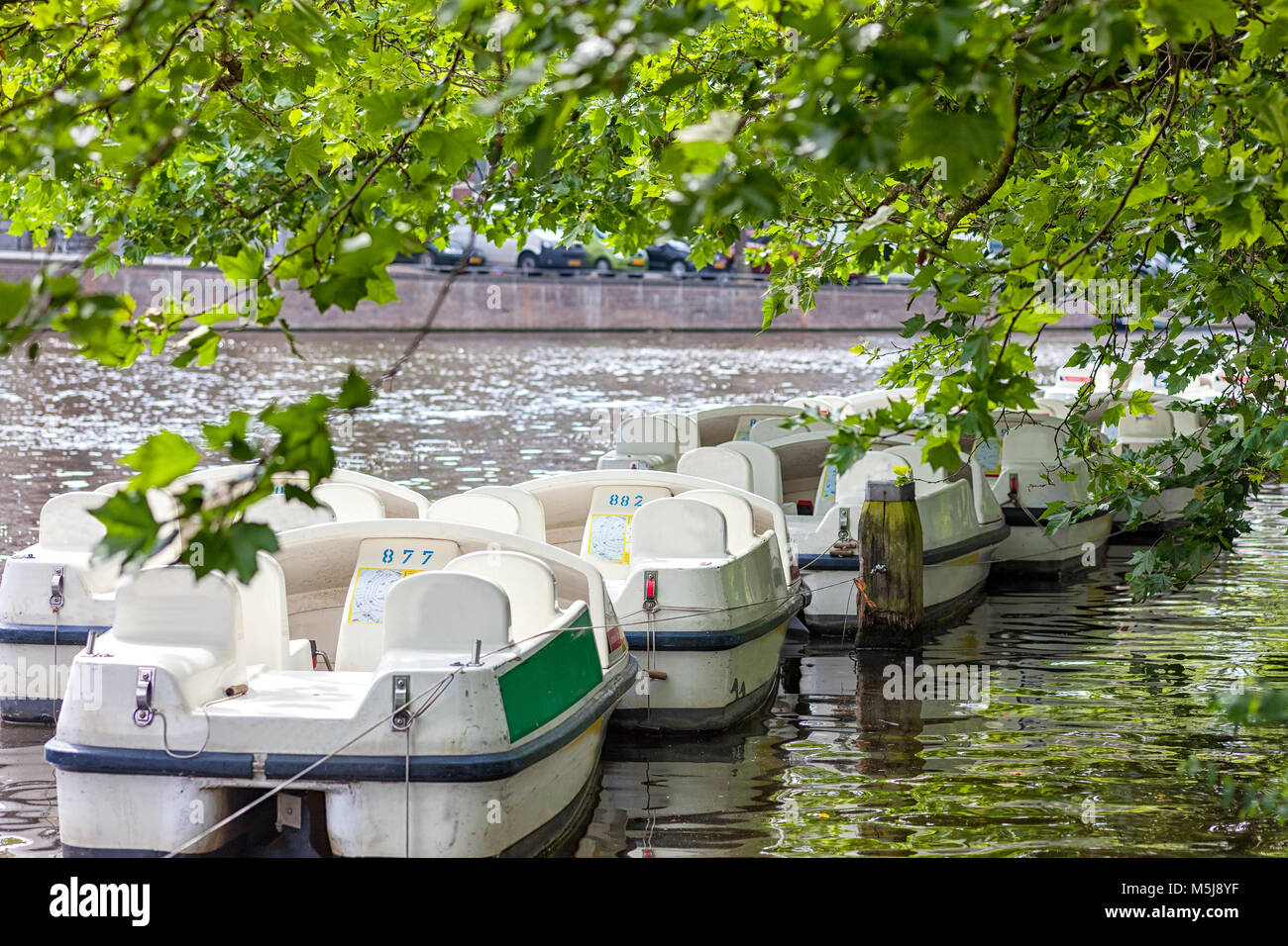 Pédalos à louer à l'un des canaux d'Amsterdam, les Pays-Bas Banque D'Images