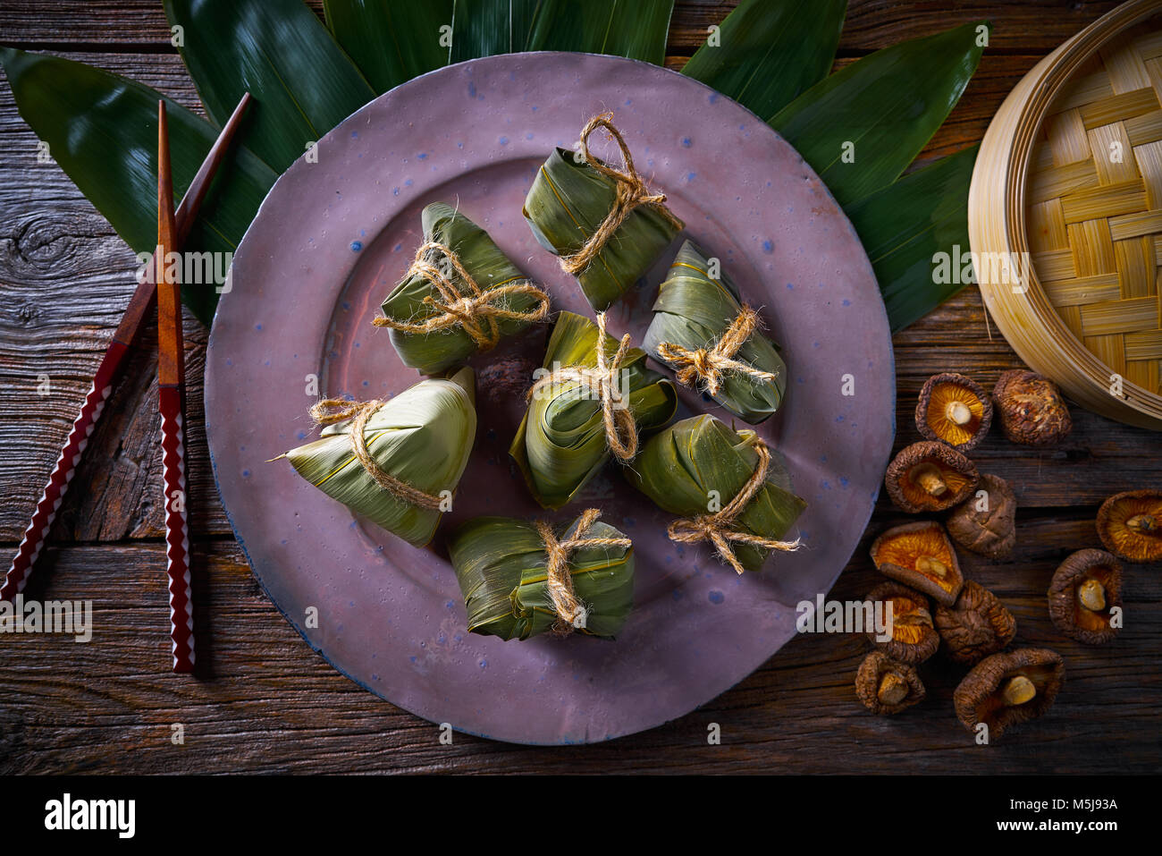 Des boulettes de pâte de riz gluant Zongzi wrap Recette cuisine asiatique avec des feuilles de bambou Banque D'Images