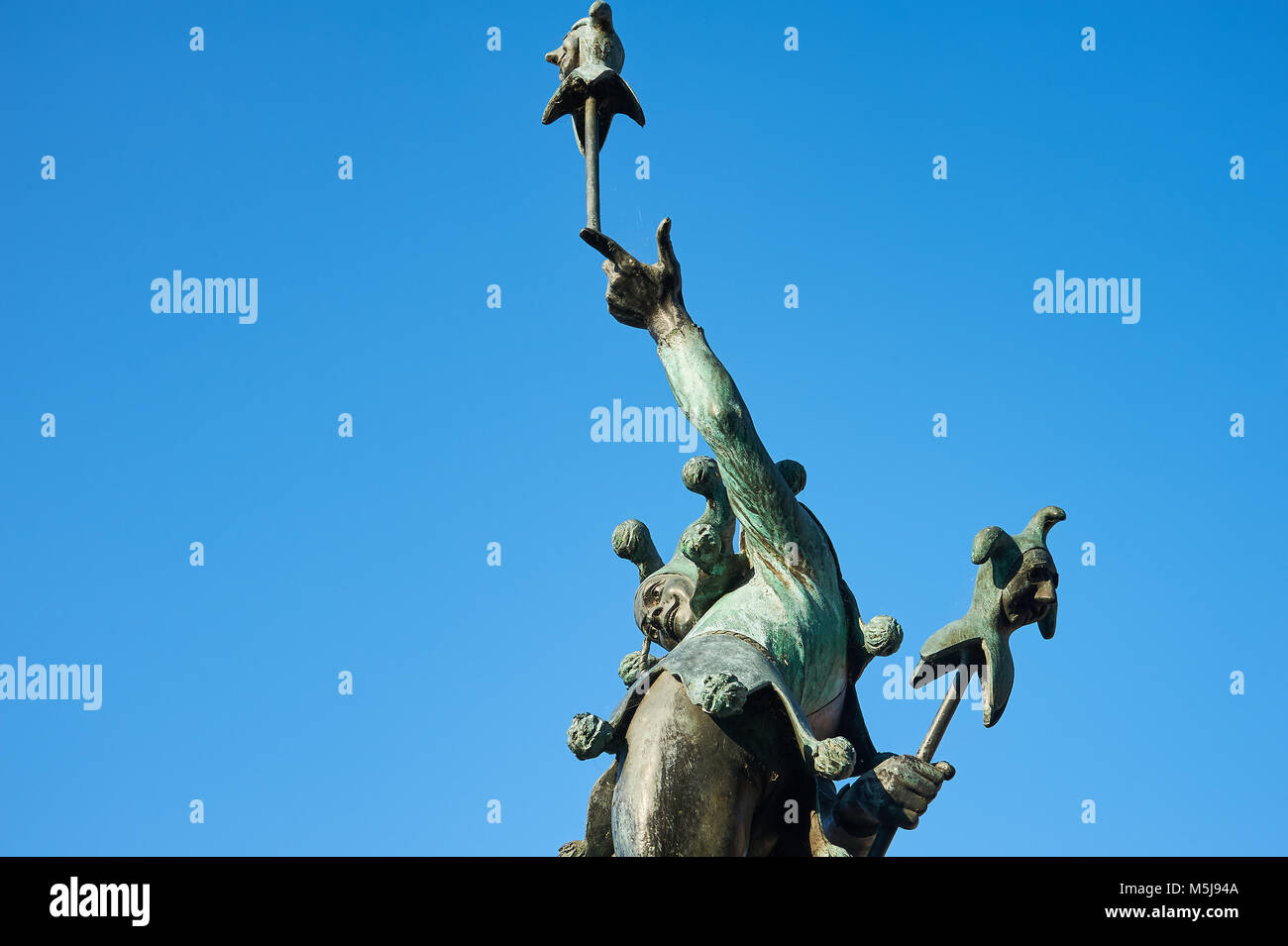 Statue de Falstaff, William Shakespeare's court jester personnage contre un ciel bleu clair. Banque D'Images