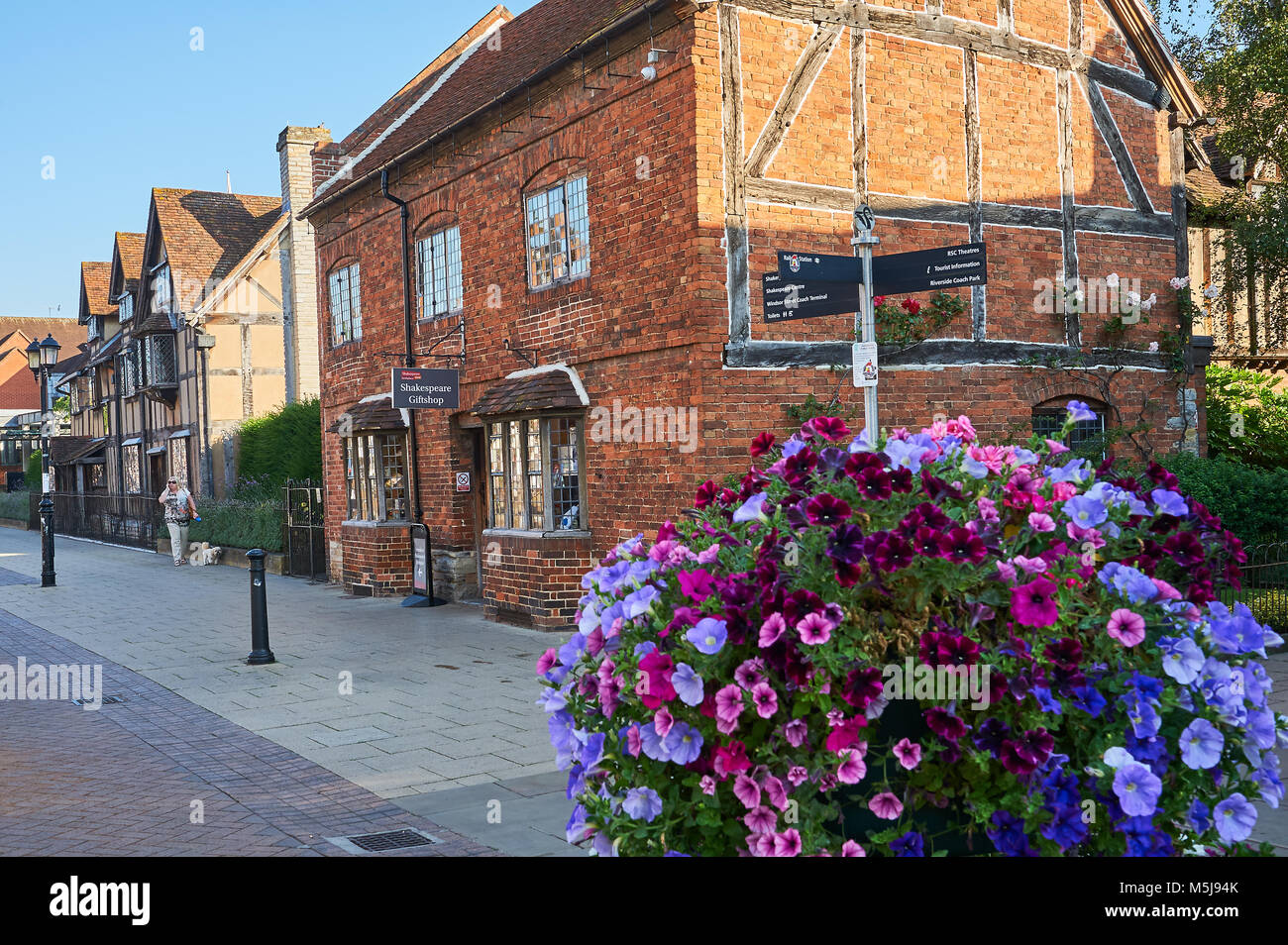 Stratford upon Avon avec Shakespeare's bookshop et la naissance de William Shakespeare sur un matin d'été. Banque D'Images