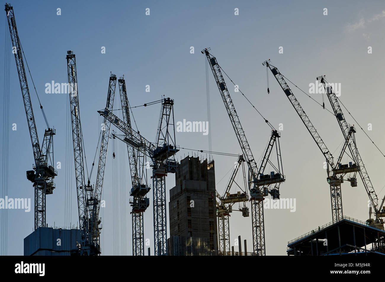 Image abstraite de grues de construction silhouetté contre le ciel, sur la rive sud de Londres Banque D'Images