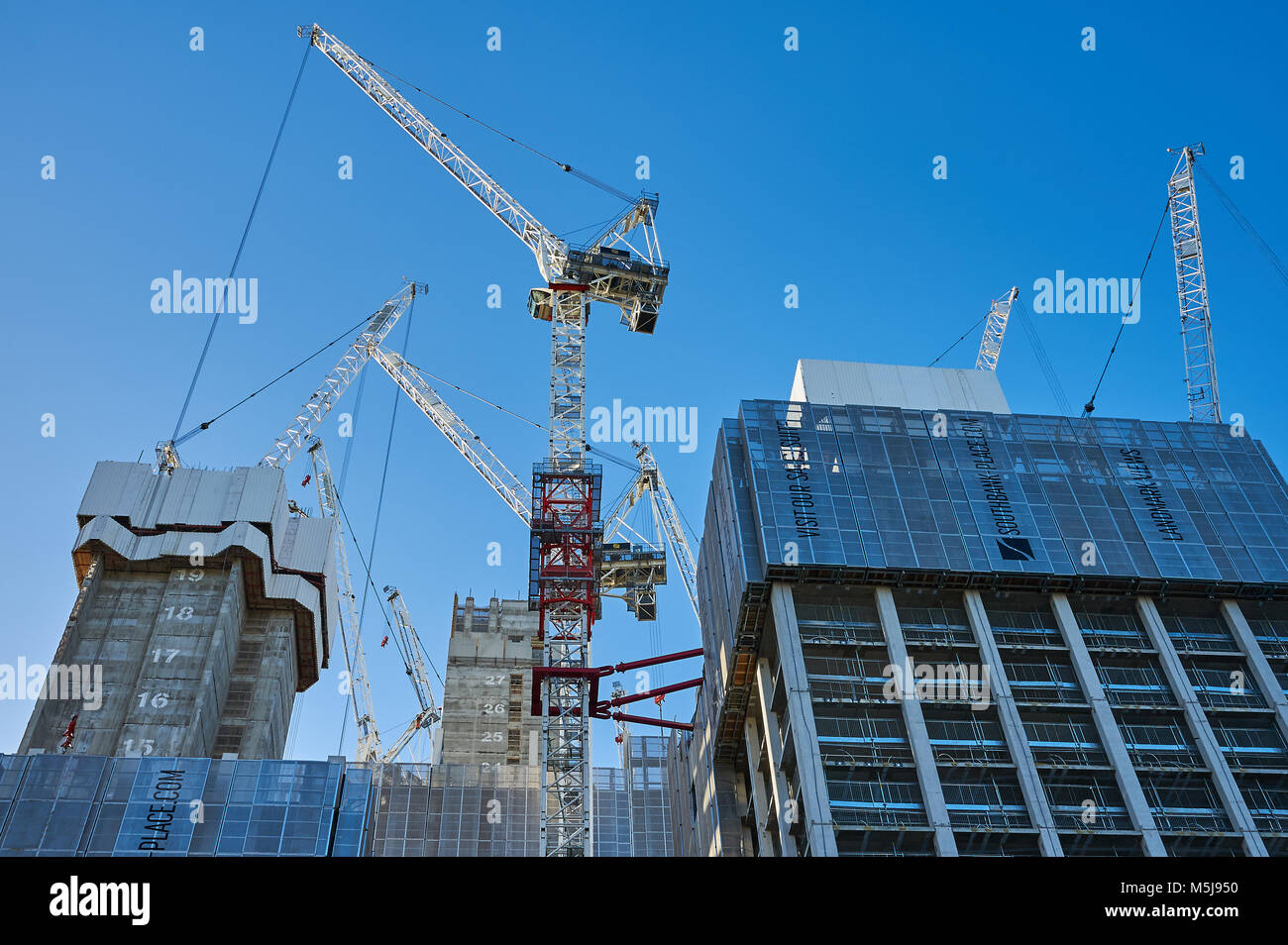 Abstract grues à tour sur les chantiers de construction de bureaux à Londres Banque D'Images