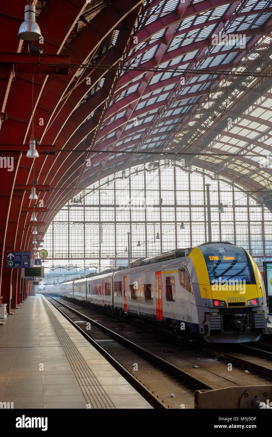 Editorial photo de personnes voyageant par train dans la gare centrale d'Anvers Banque D'Images