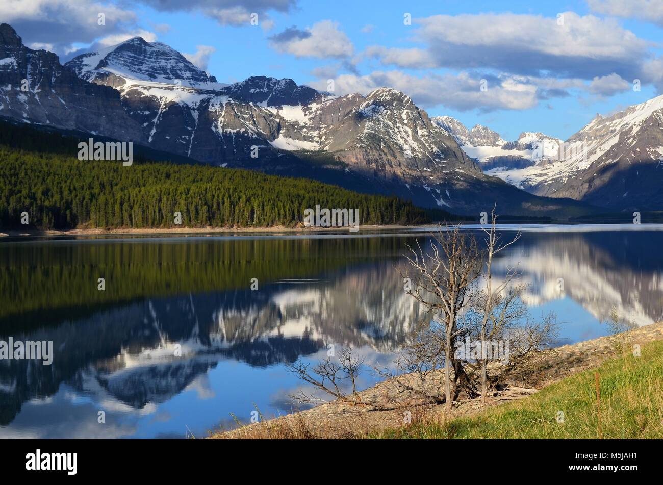 Les montagnes sont couvertes de neige en raison d'un lac paisible, calme nous donnant une vue spectaculaire Banque D'Images