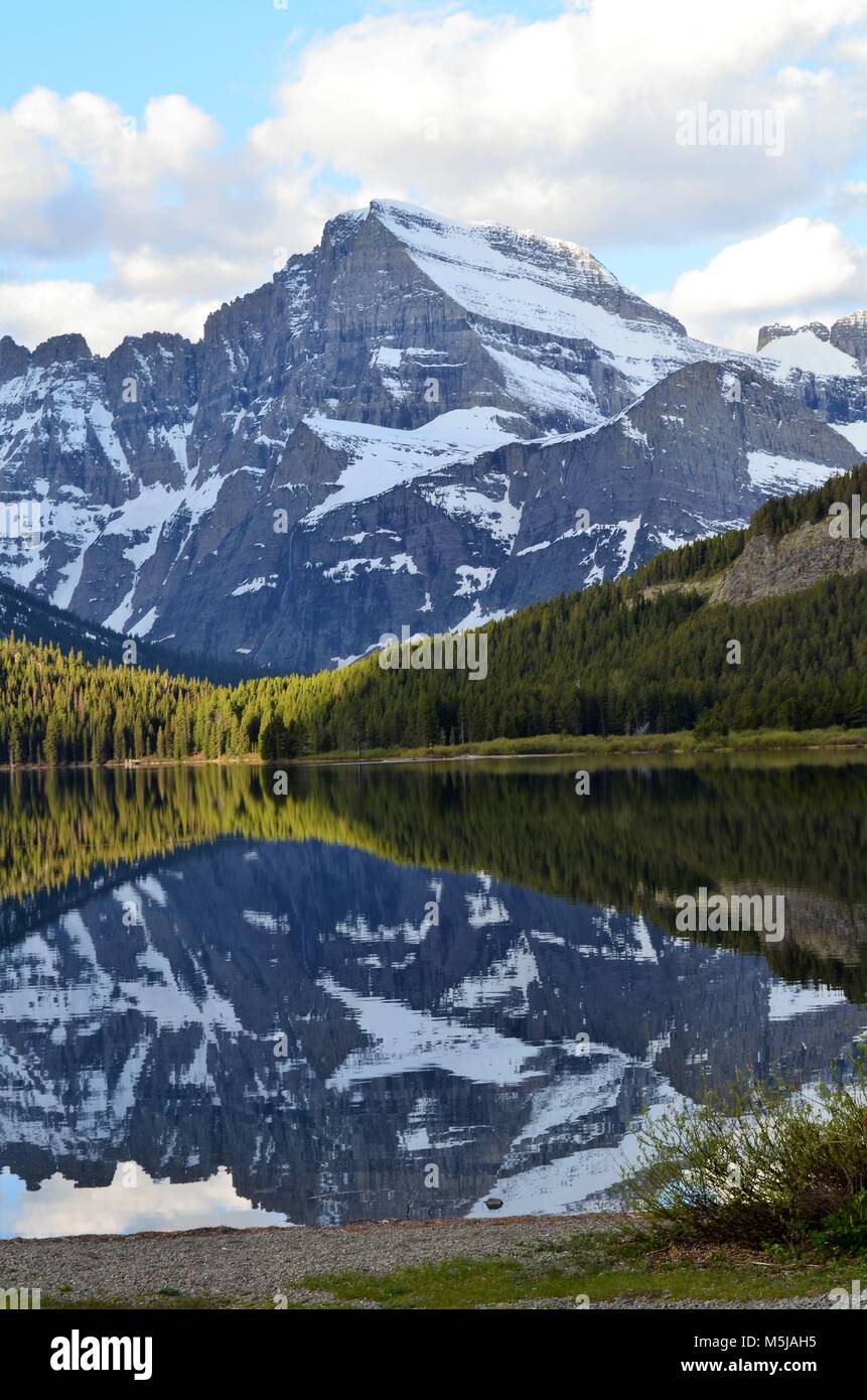 Les montagnes sont couvertes de neige en raison d'un lac paisible, calme nous donnant une vue spectaculaire Banque D'Images