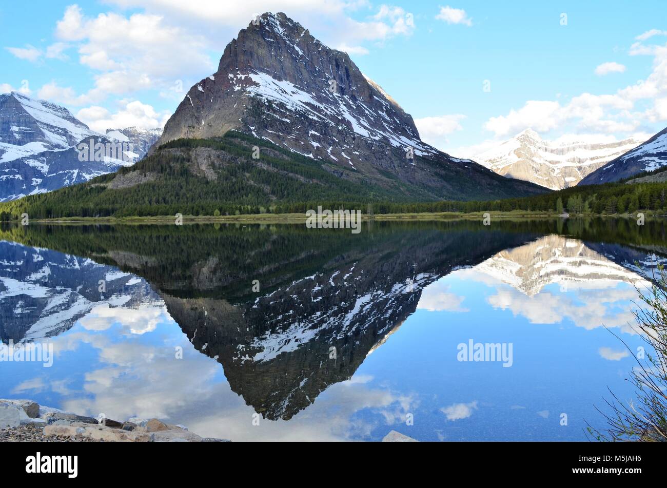 Les montagnes sont couvertes de neige en raison d'un lac paisible, calme nous donnant une vue spectaculaire Banque D'Images