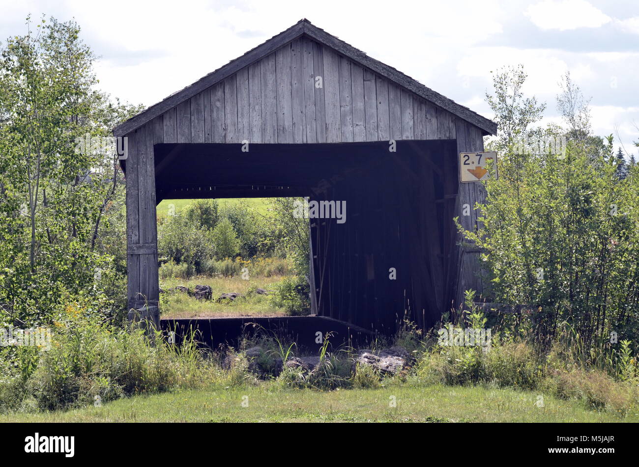 Un vieux pont en bois couvert, une fois utilisé pour le transport des chevaux et des charrettes sur les rivières et cours d'eau en toute sécurité. Banque D'Images