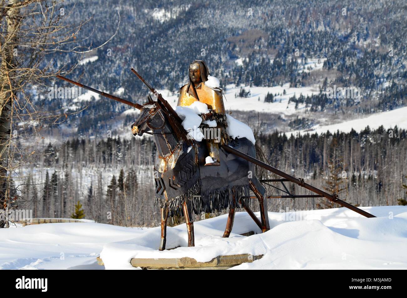 Une magnifique statue de métal d'une femme guerrière sur un cheval, avec un travois tirés. Le travois est utilisé pour déplacer campings et courriers des fournitures. Banque D'Images