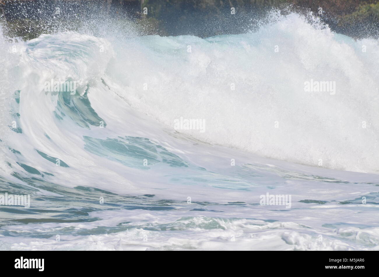 Le fracas des vagues sur une plage à Hawaï, au cours d'une tempête tropicale et la marée haute Banque D'Images