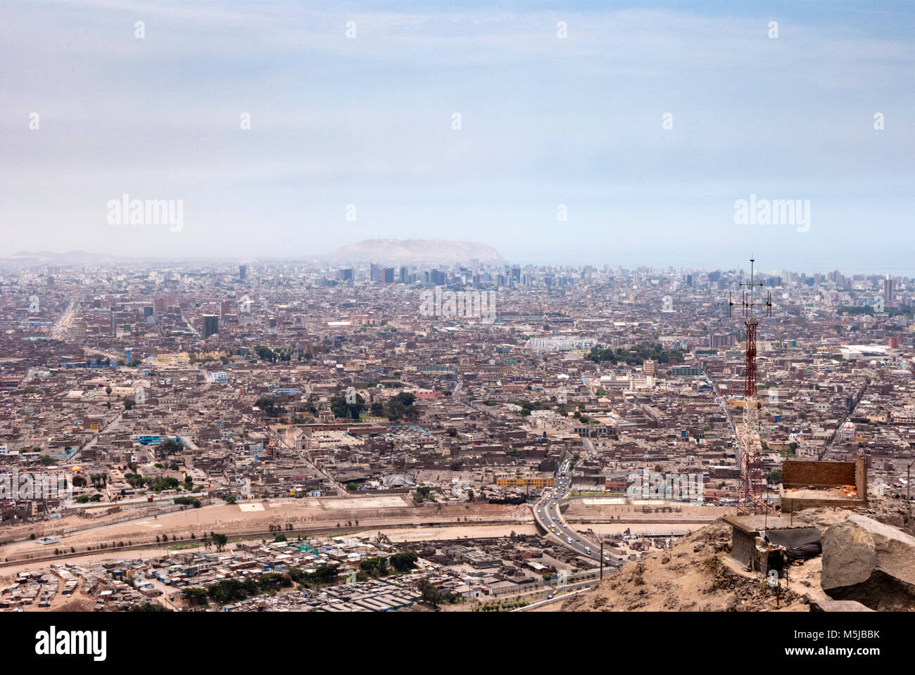 Vista de Lima desde el Cerro San Cristóbal / Vue aérienne de Lima à partir de la colline de San Cristobal. Banque D'Images