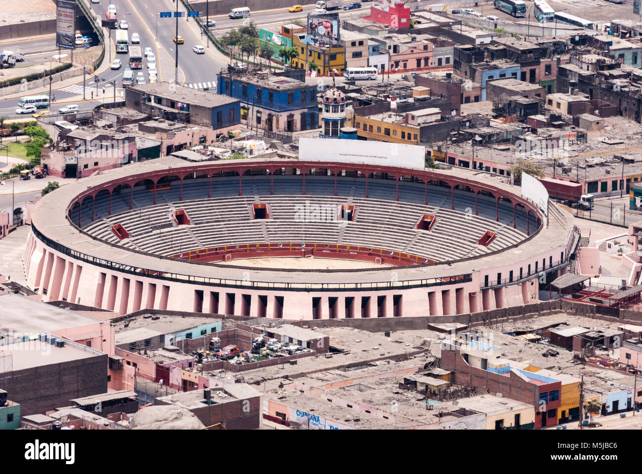 Vista de Lima desde el Cerro San Cristóbal / Vue aérienne de Lima à partir de la colline de San Cristobal. Banque D'Images