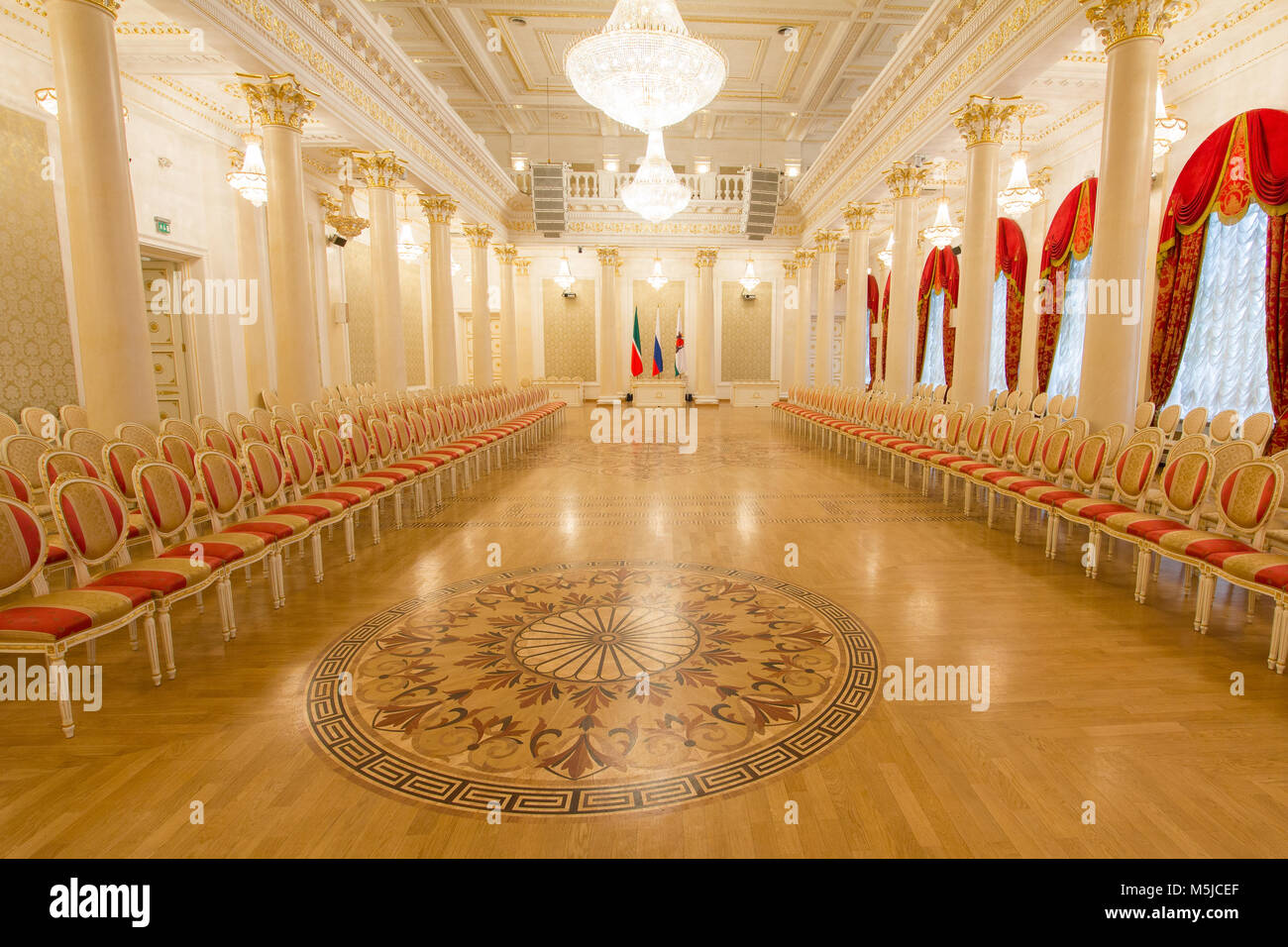 KAZAN, RUSSIE - 16 janvier 2017, à l'Hôtel de Ville - Luxe et beau lieu touristique - golden ballroom - drapeaux de , la ville de Tatarstan Banque D'Images