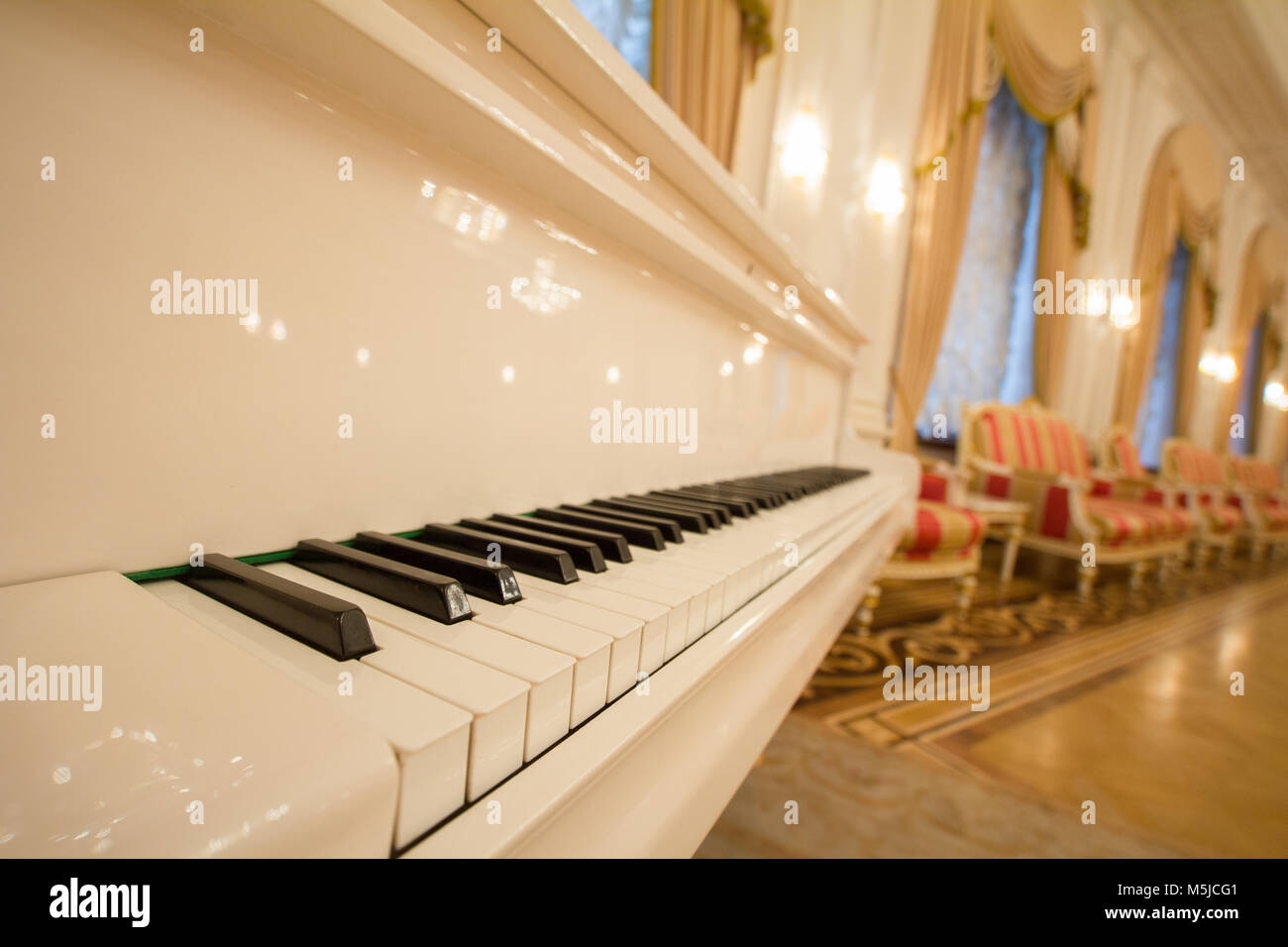KAZAN, RUSSIE - 16 janvier 2017, à l'Hôtel de Ville - piano - touches blanches et noires. Bal de luxe d'or Banque D'Images