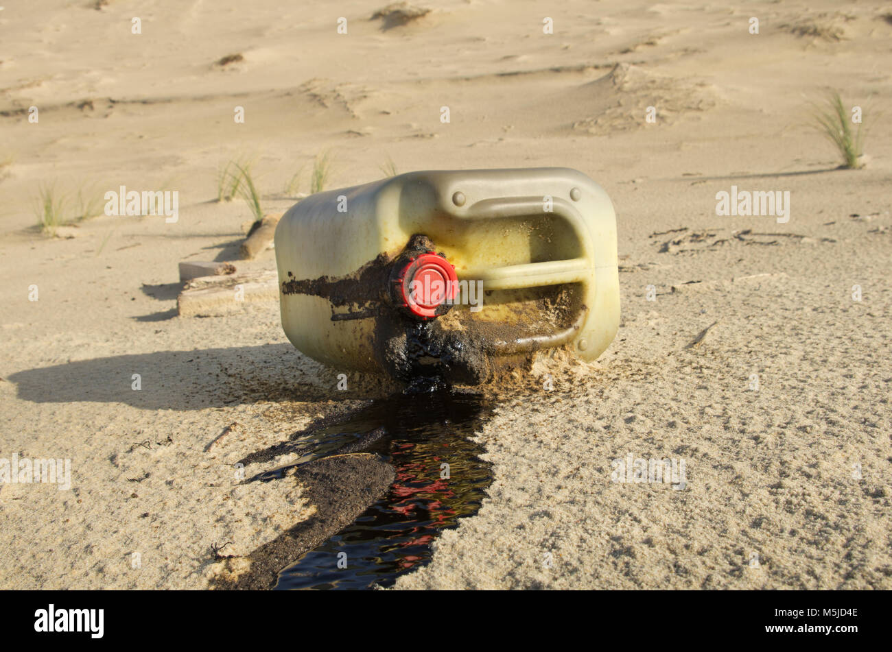 Les hydrocarbures déversés sur une plage. La pollution de l'eau Photo ...