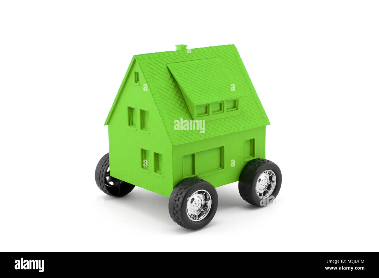 Maison sur roues vert isolé sur blanc avec clipping path Banque D'Images