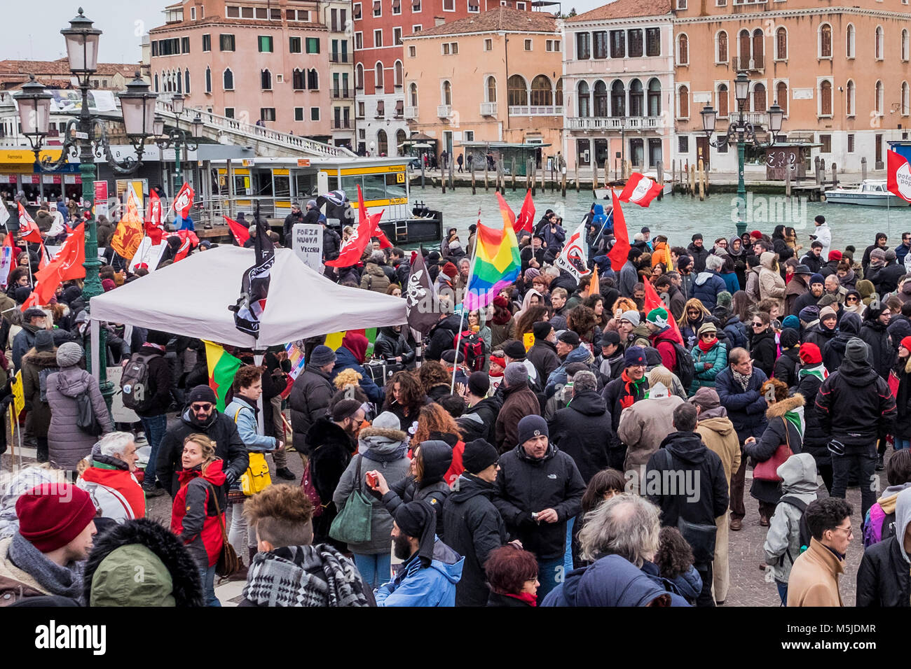 Venise, Italie. 18 Février, 2018. Les Centri Sociali protester à Venise, près de la gare, contre une manifestation organisée par Forza Nuova sur février. Banque D'Images