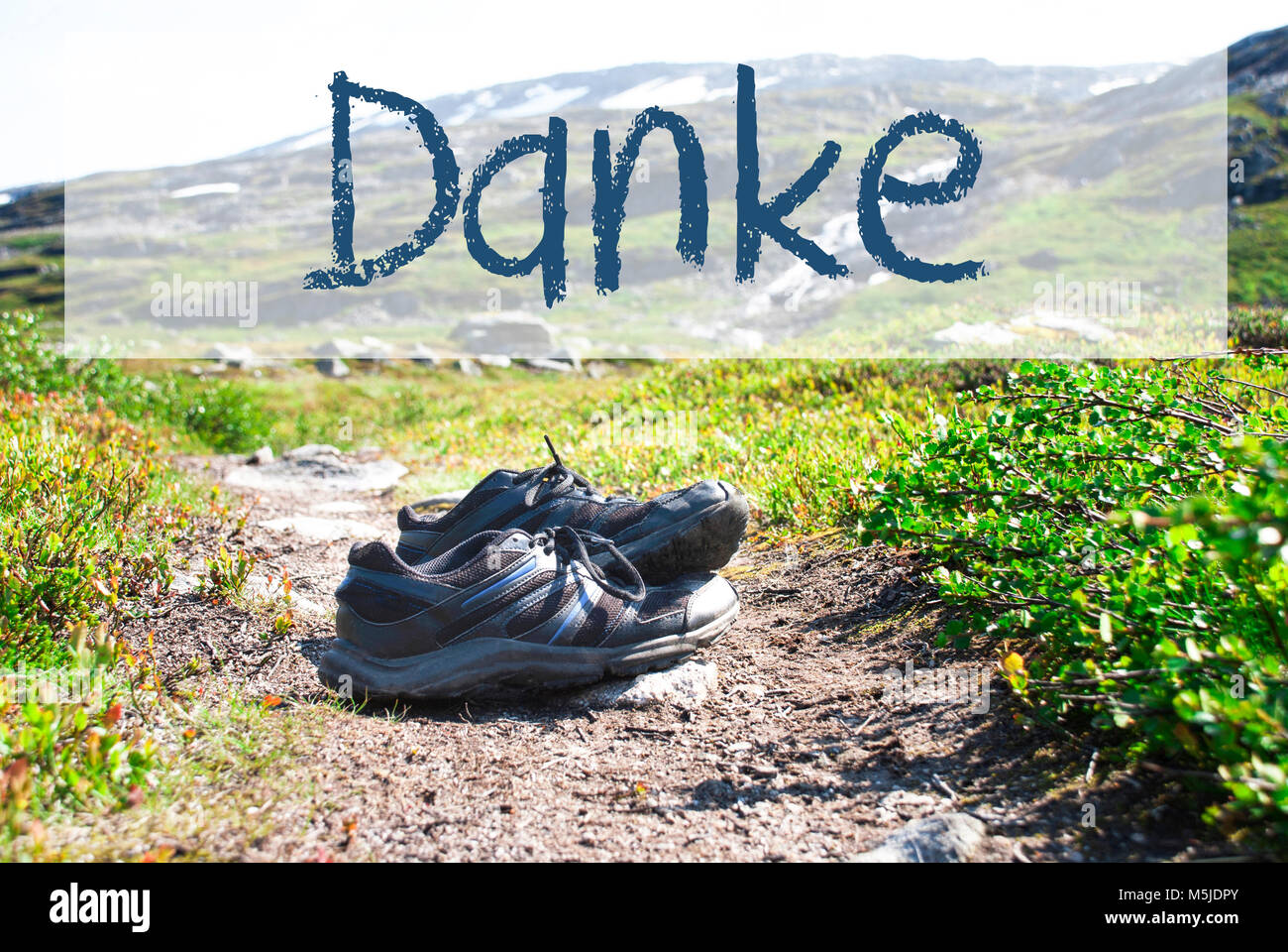 Texte allemand Danke veut dire merci. Chaussures de marche sur un chemin de  randonnée en Norvège. Montagnes en arrière-plan Photo Stock - Alamy